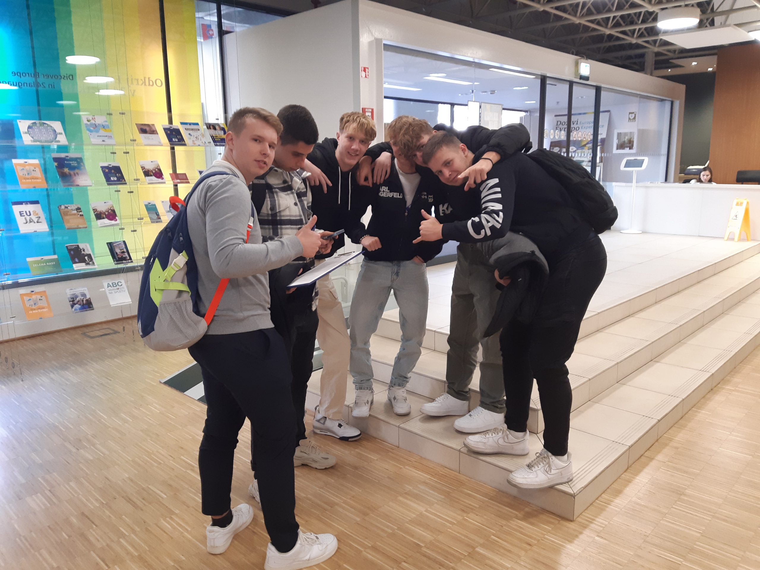 Dijaki 3. e in 3. f v okviru AKD v Ljubljani Dijaki 3. e in 3. f v okviru AKD v Ljubljani