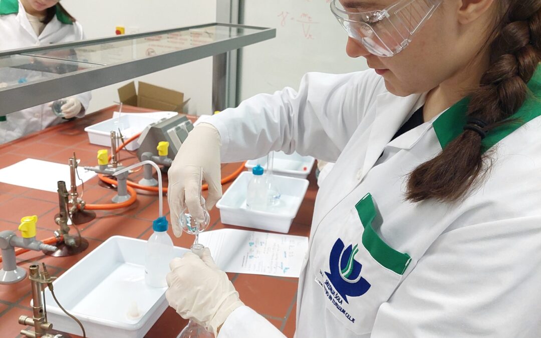 Farmacevti v šolskem laboratoriju