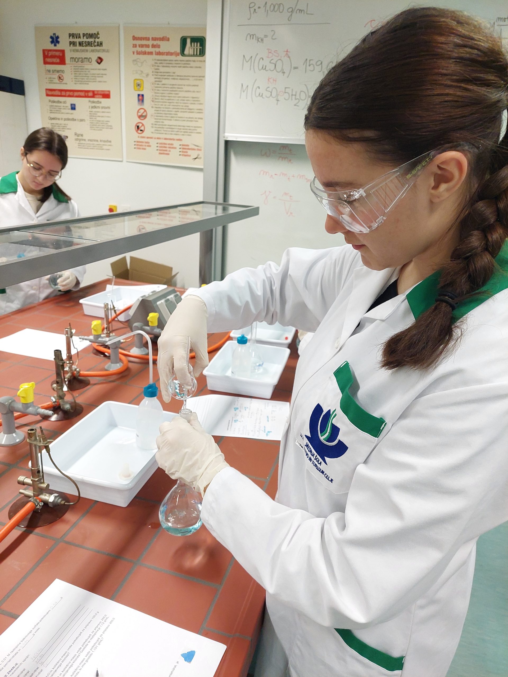Farmacevti v šolskem laboratoriju