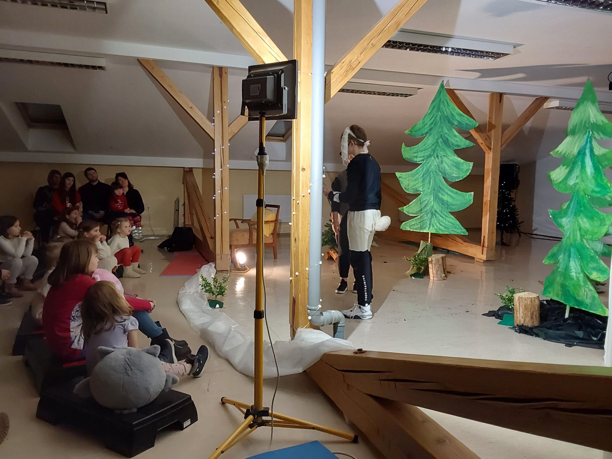 Člani gledališke skupine so otrokom pripeljali Božička Člani gledališke skupine so otrokom pripeljali Božička