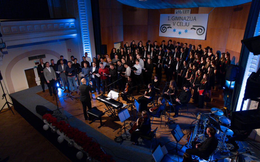 Mogočen in ganljiv praznični koncert našega pevskega zbora in orkestra
