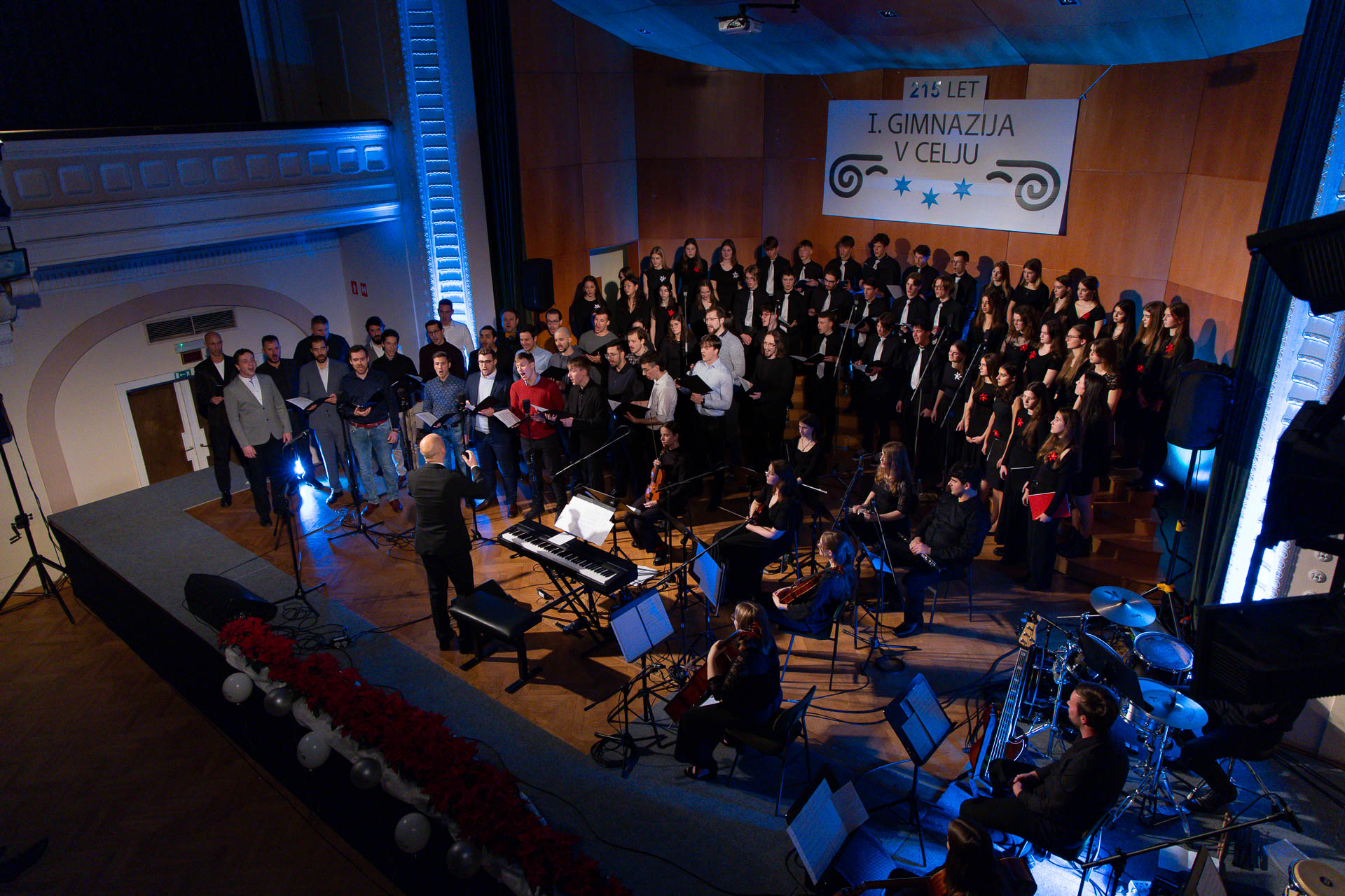 Mogočen in ganljiv praznični koncert našega pevskega zbora in orkestra