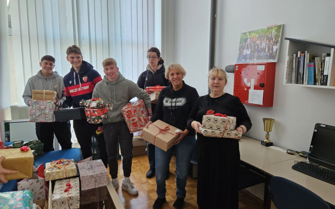 Dijaki Gimnazije ŠC Velenje polepšali praznični december 30 otrokom