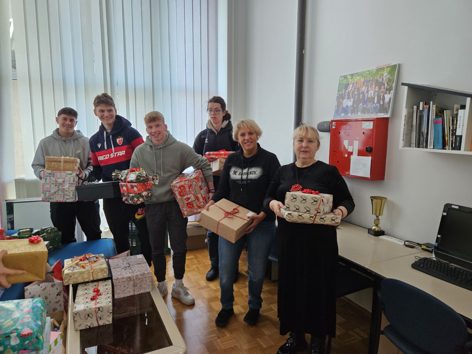 Dijaki Gimnazije ŠC Velenje polepšali praznični december 30 otrokom Dijaki Gimnazije ŠC Velenje polepšali praznični december 30 otrokom