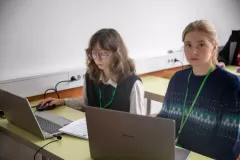 Zmagovalki-Masa-Sulc-in-Tara-Pucnik-ekipa-Faust-med-tekmovanjem