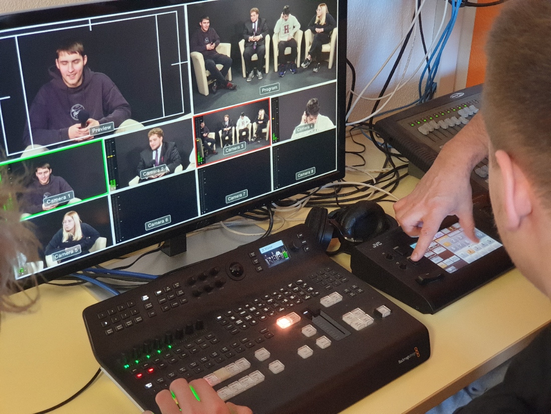 Delo v TV in glasbenem studiu – projektni dan za 4. R/IB Delo v TV in glasbenem studiu – projektni dan za 4. R/IB