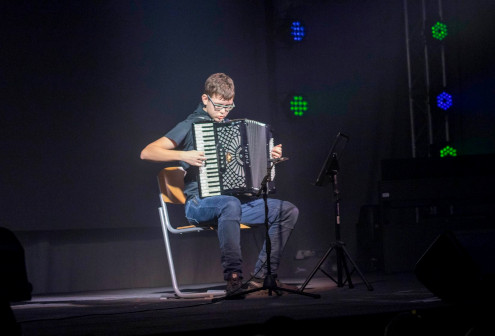 Žiga se je predstavil z igranjem harmonike
