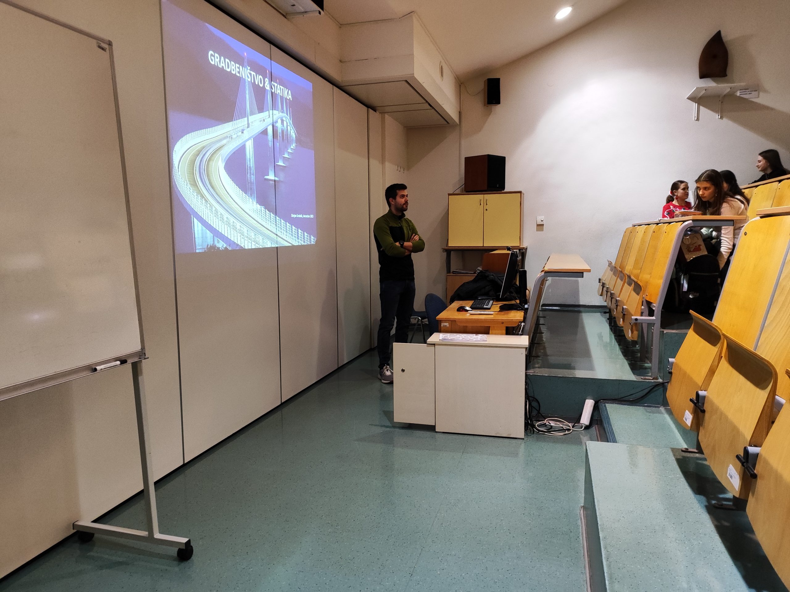 Predavanje o gradbeništvu in statiki Predavanje o gradbeništvu in statiki