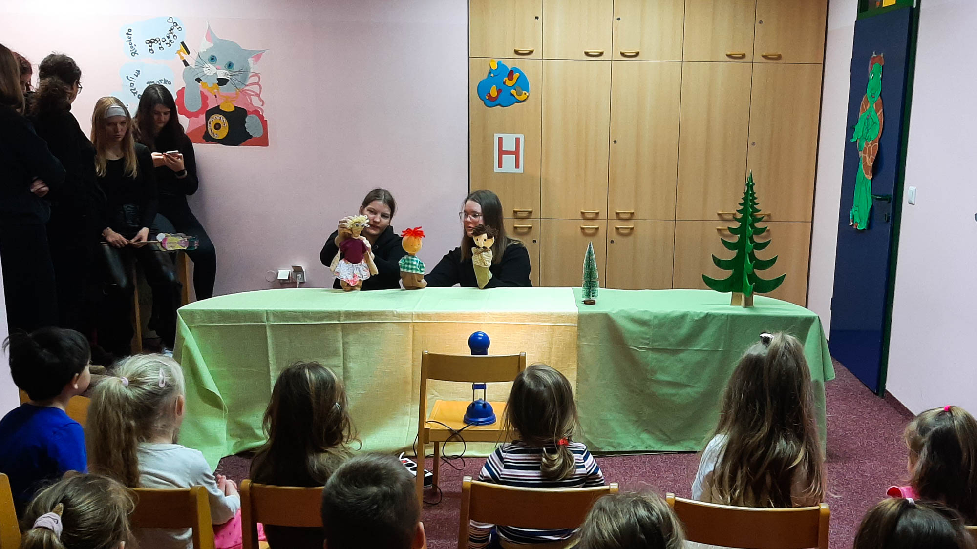 Dijaki 3. letnika predšolske vzgoje nastopali za otroke Vrtca Jesenice Dijaki 3. letnika predšolske vzgoje nastopali za otroke Vrtca Jesenice