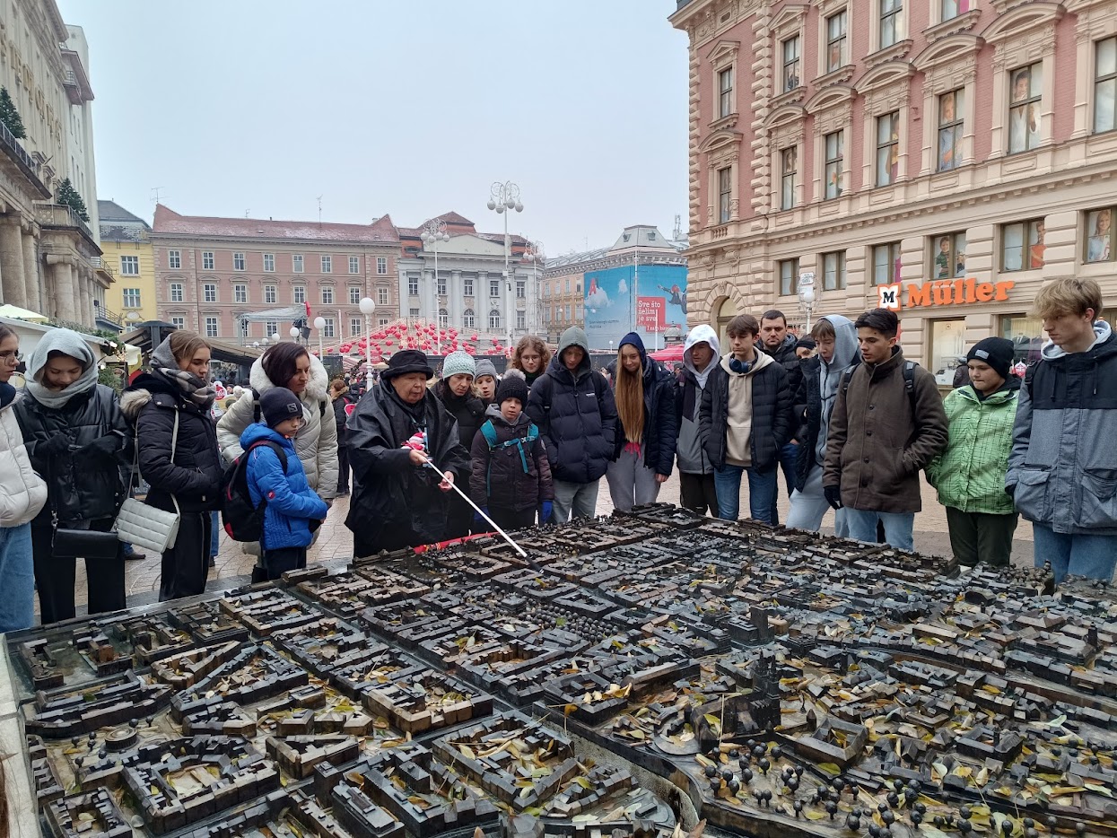 Popotniški krožek je obiskal predbožični Zagreb Popotniški krožek je obiskal predbožični Zagreb