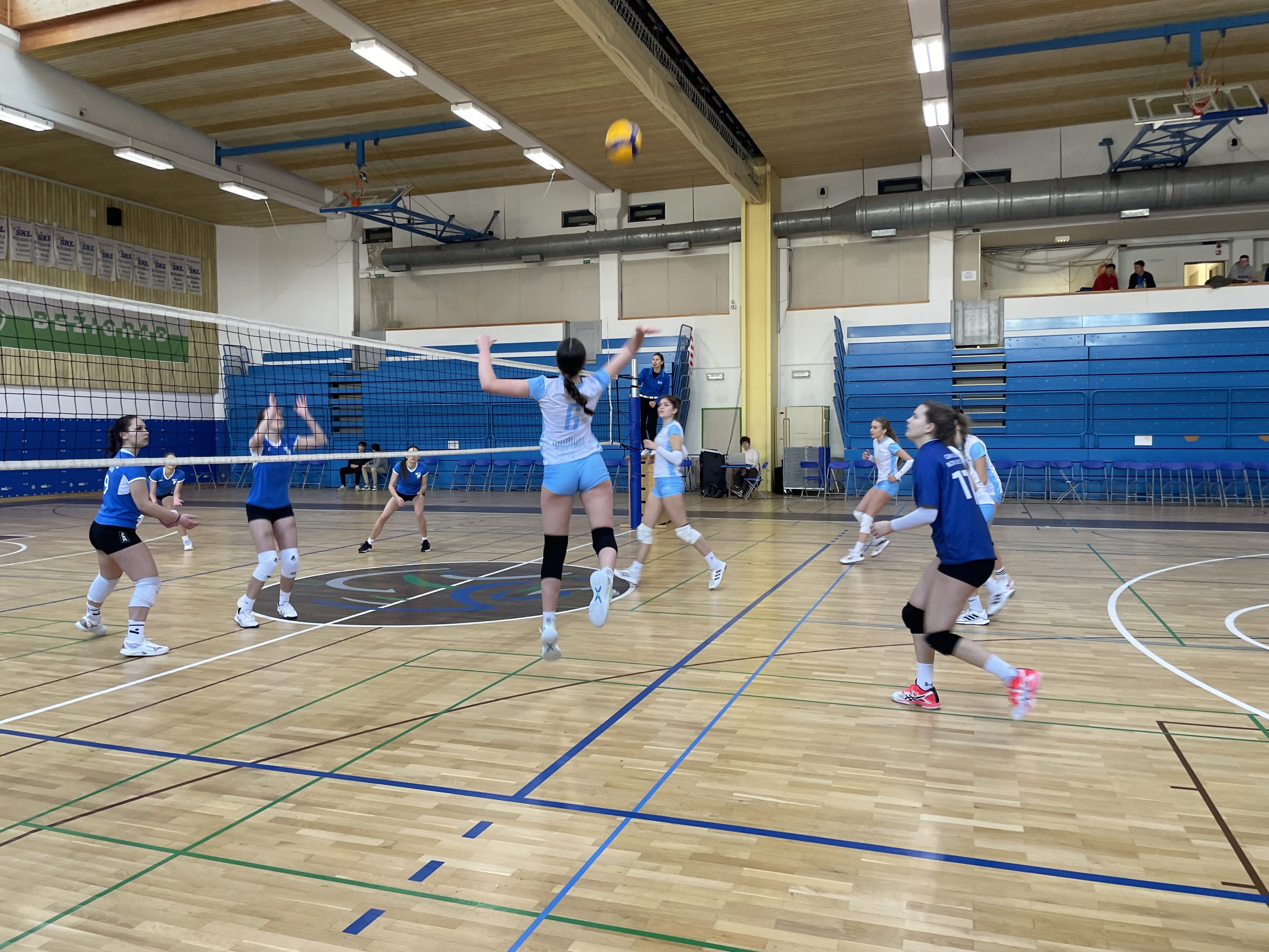 Naše dijakinje so se pomerile na četrtfinalnem prvenstvu v odbojki v Bežigradu Naše dijakinje so se pomerile na četrtfinalnem prvenstvu v odbojki v Bežigradu
