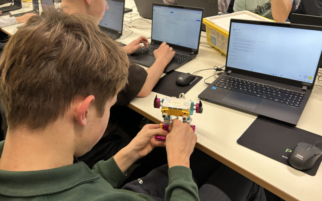V okviru projekta KATARINA sestavili robota in tekmovali v Bobru