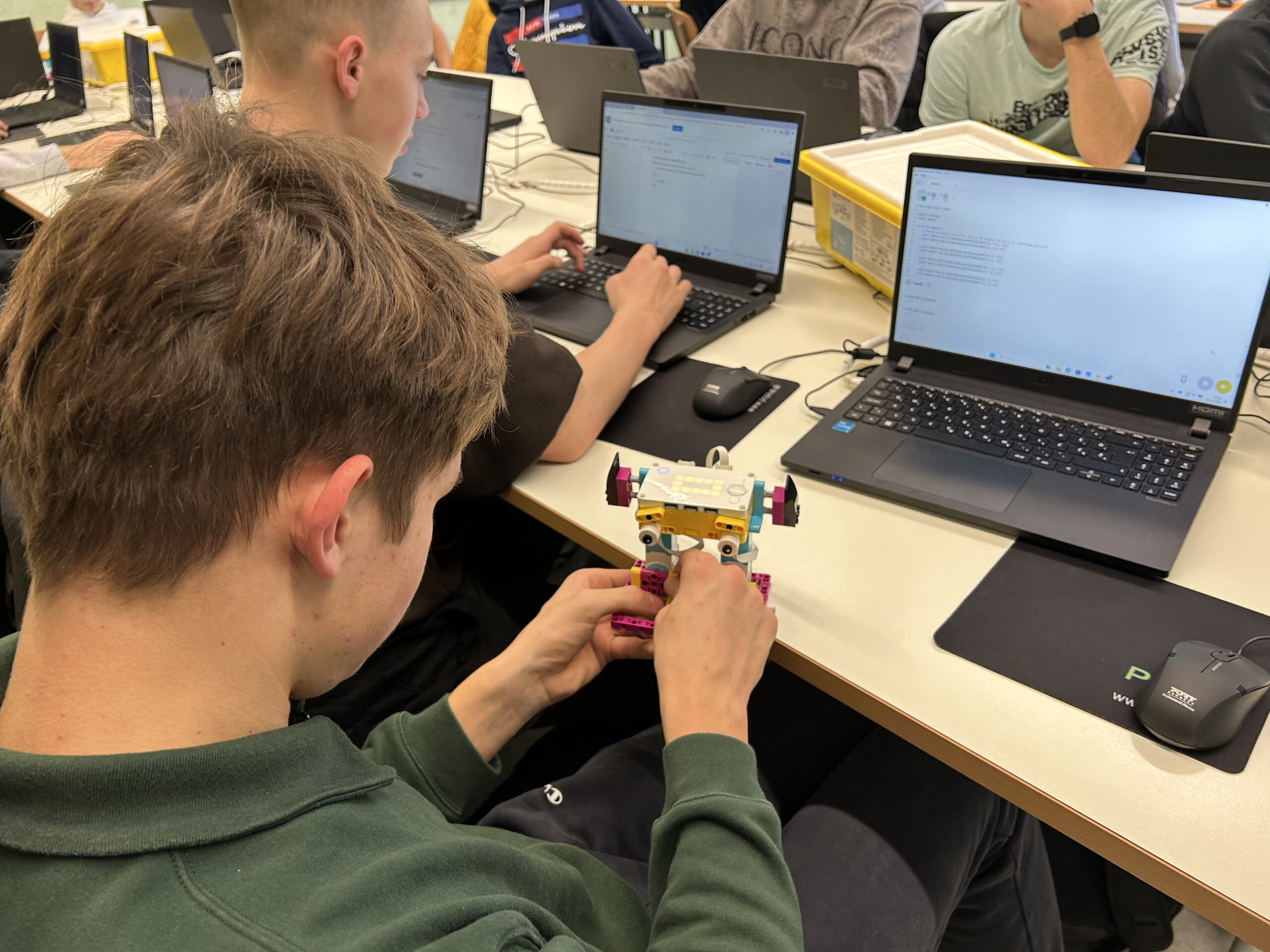 V okviru projekta KATARINA sestavili robota in tekmovali v Bobru V okviru projekta KATARINA sestavili robota in tekmovali v Bobru