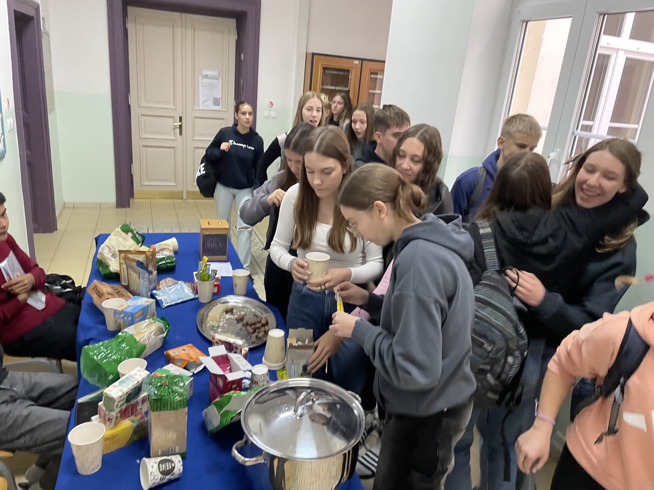 Mladi z velikim srcem: humanitarna akcija kluba Interact za prizadete v poplavah Mladi z velikim srcem: humanitarna akcija kluba Interact za prizadete v poplavah