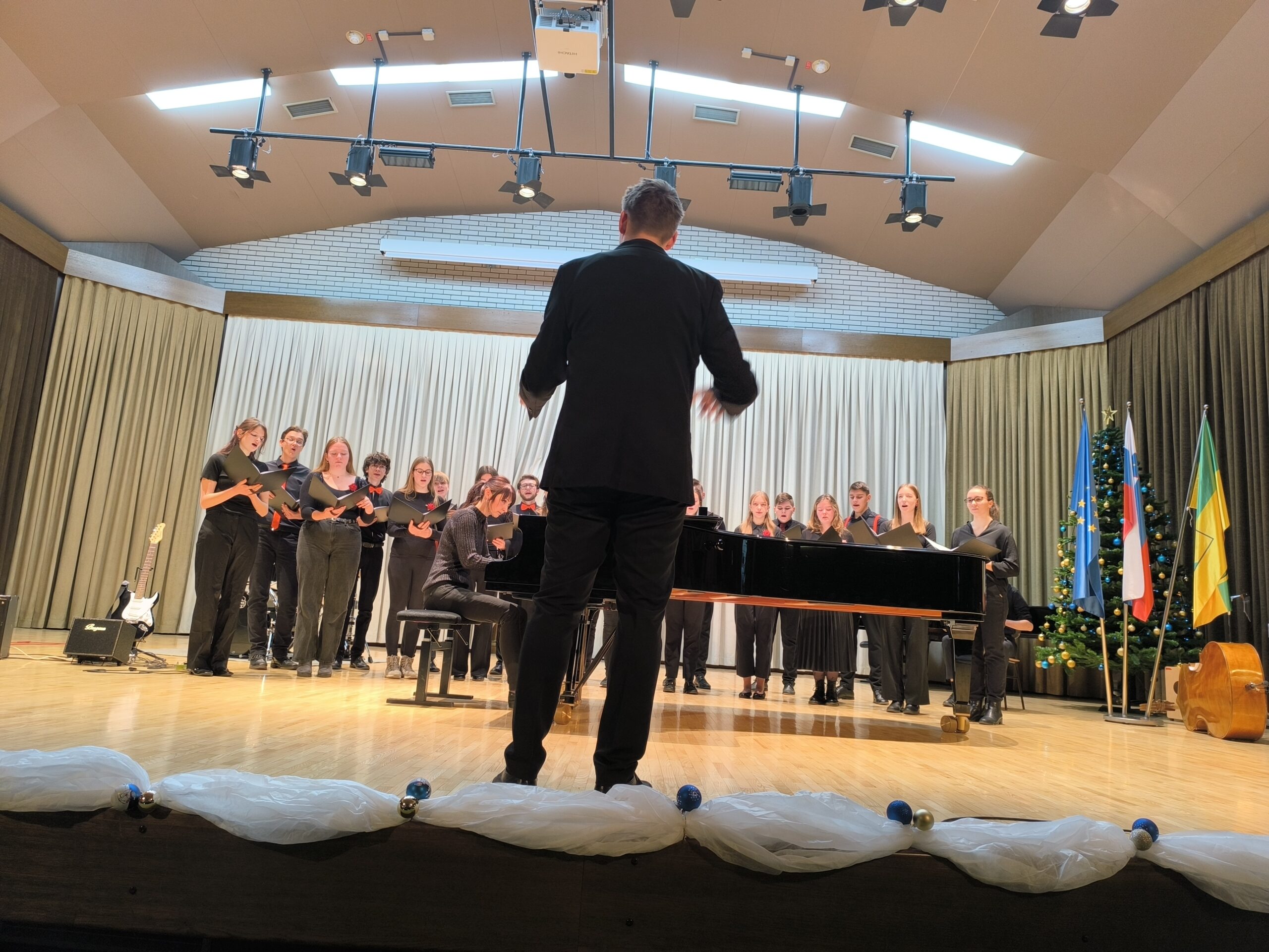 Gimnazijska proslava ob dnevu samostojnosti in enotnosti ter ob prihajajočih božično-novoletnih praznikih Gimnazijska proslava ob dnevu samostojnosti in enotnosti ter ob prihajajočih božično-novoletnih praznikih