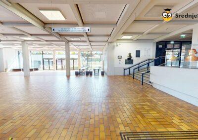 Dvojezična zvezna trgovska akademija Celovec, moderna izobraževalna ustanova v Celovcu.