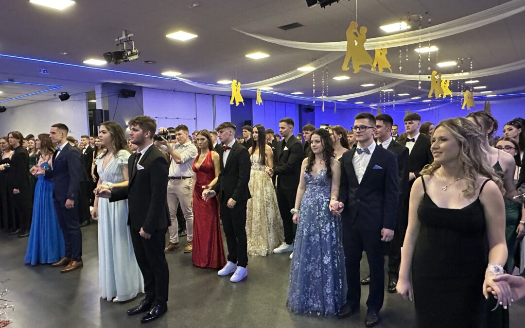 Maturantke in maturanti odplesali svoj zaključni ples
