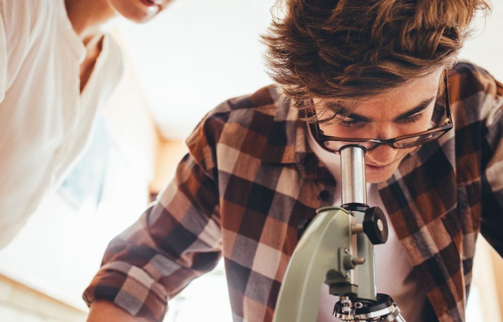 MLADI ZNANSTVENIKI, KI SPREMINJAJO PRIHODNOST: ZNANSTVENA ODKRITJA NAJSTNIKOV