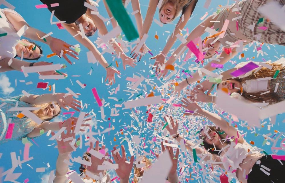 TRADICIONALNE SREDNJEŠOLSKE NORČIJE IN OBIČAJI Z VSEGA SVETA