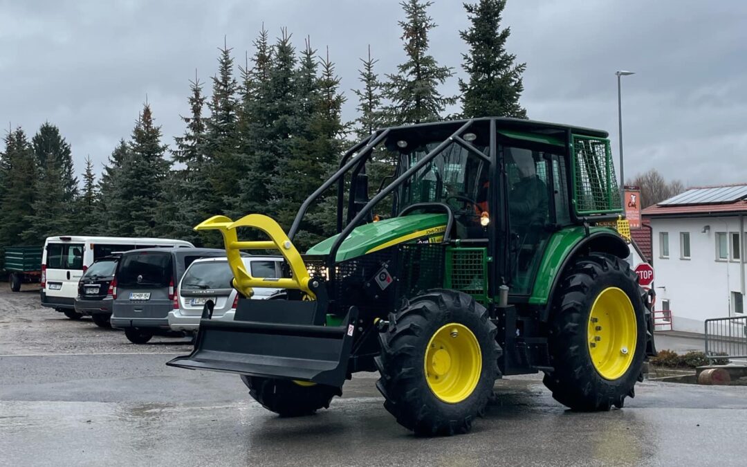 Bogatejši za nov gozdarski traktor John Deere 6115M