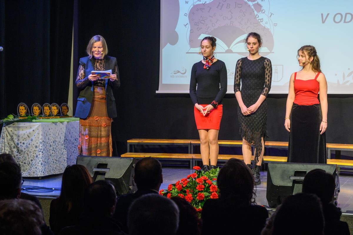 Počastitev kulturnega praznika skozi pesem v odtenkih sveta