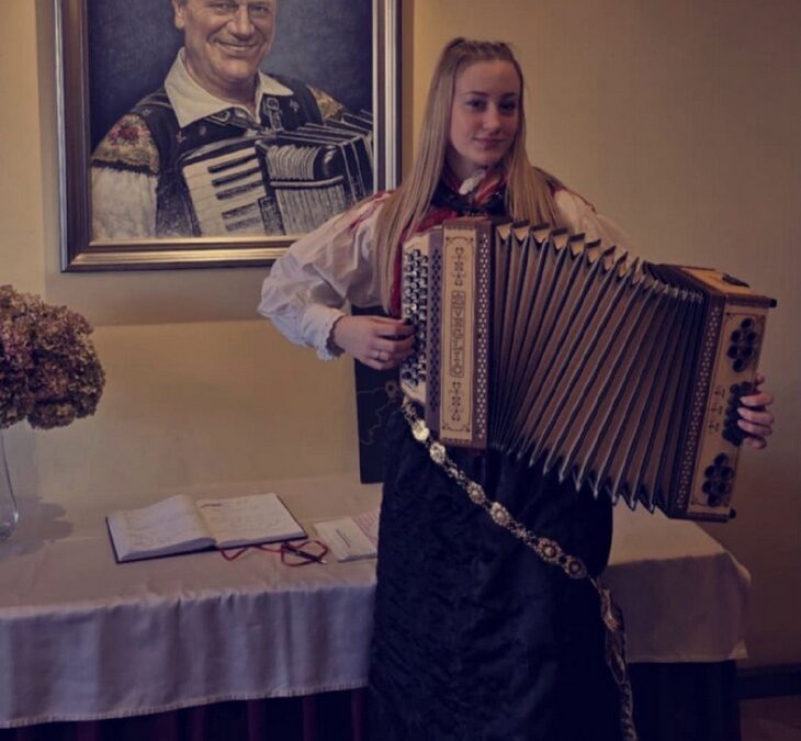 Lara Lorger Čater prejela Zlato priznanje na mednarodnem tekmovanju harmonikarjev za nagrado Avsenik.