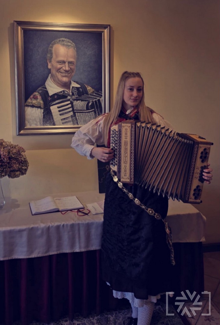 Lara Lorger Čater prejela Zlato priznanje na mednarodnem tekmovanju harmonikarjev za nagrado Avsenik. Lara Lorger Čater prejela Zlato priznanje na mednarodnem tekmovanju harmonikarjev za nagrado Avsenik.