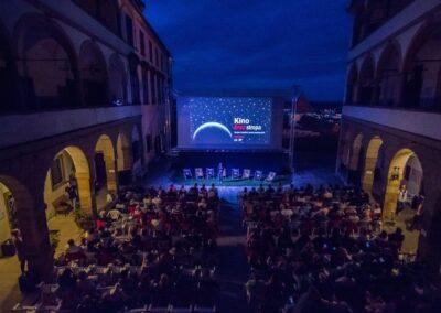 Kino brez stropa