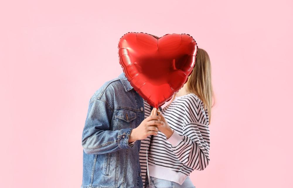 VALENTINOVO: PRAZNIK LJUBEZNI, PRIJATELJSTVA IN NENAVADNIH OBIČAJEV