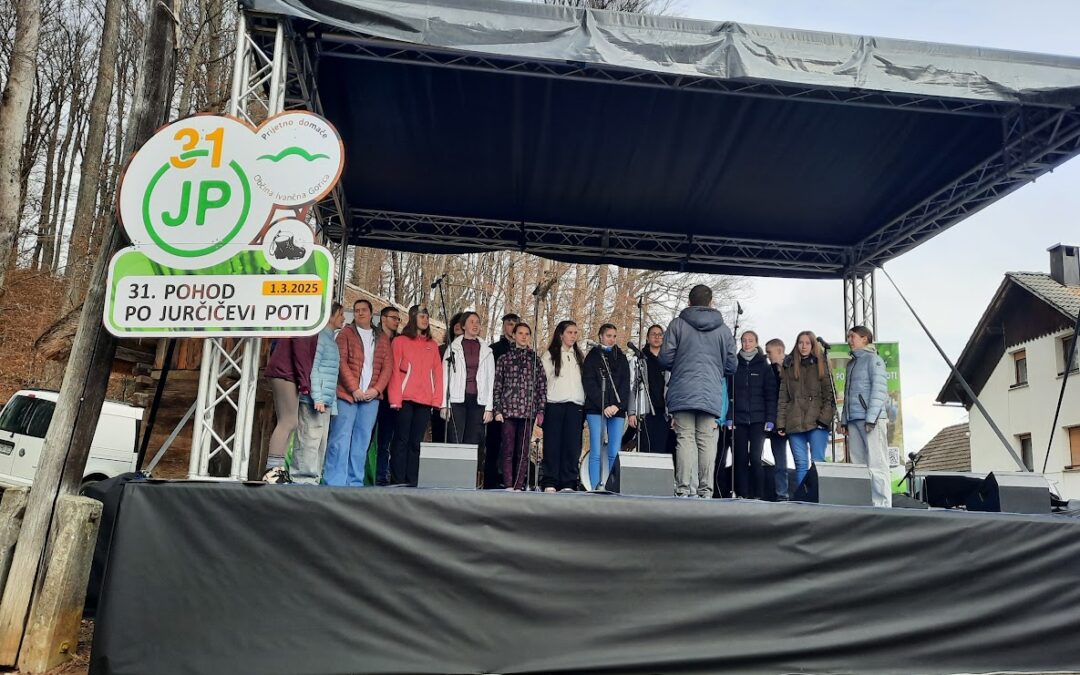Mešani pevski zbor in recitatorke nastopili na 31. Jurčičevem pohodu