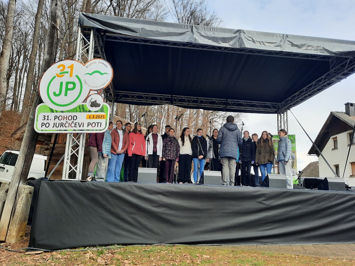Mešani pevski zbor in recitatorke nastopili na 31. Jurčičevem pohodu Mešani pevski zbor in recitatorke nastopili na 31. Jurčičevem pohodu