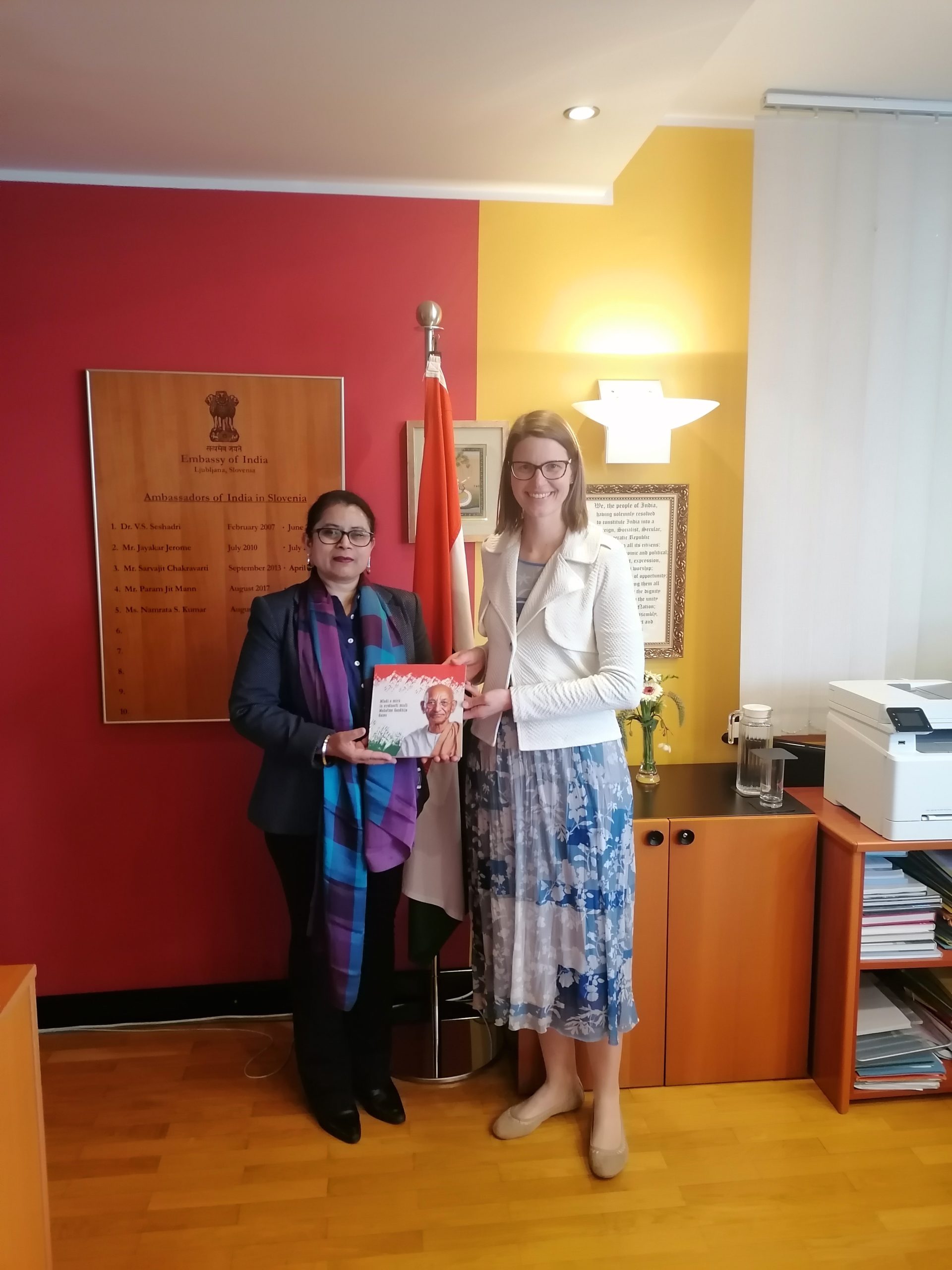 Ob izidu knjige o miru sprejem pri njeni ekscelenci, veleposlanici Indije, Namrati S. Kumar 