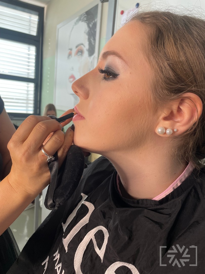 PREDSTAVITEV SMOKEY EYE LIČENJA PREDSTAVITEV SMOKEY EYE LIČENJA