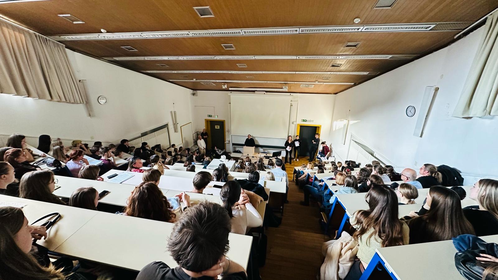 Zlato in srebrno priznanje na državnem tekmovanju iz sociologije Zlato in srebrno priznanje na državnem tekmovanju iz sociologije