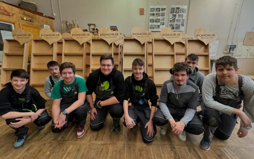 Lesena stojala za promocijo Pohorja izpod rok naših dijakov