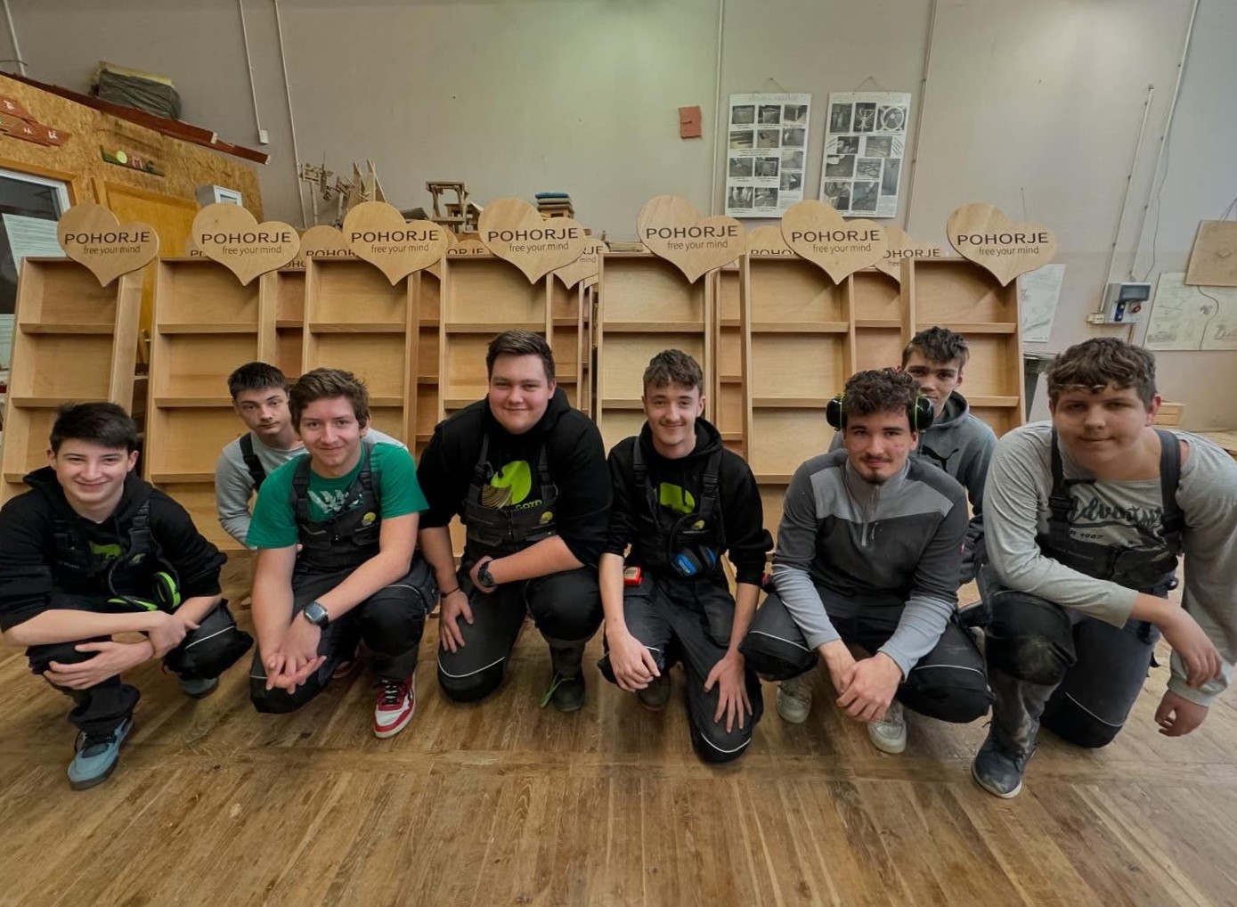 Lesena stojala za promocijo Pohorja izpod rok naših dijakov