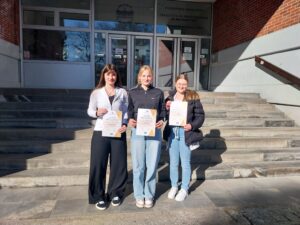 Dijakinje Larisa, Veronika in Ana z zlatimi regijskimi priznanji.