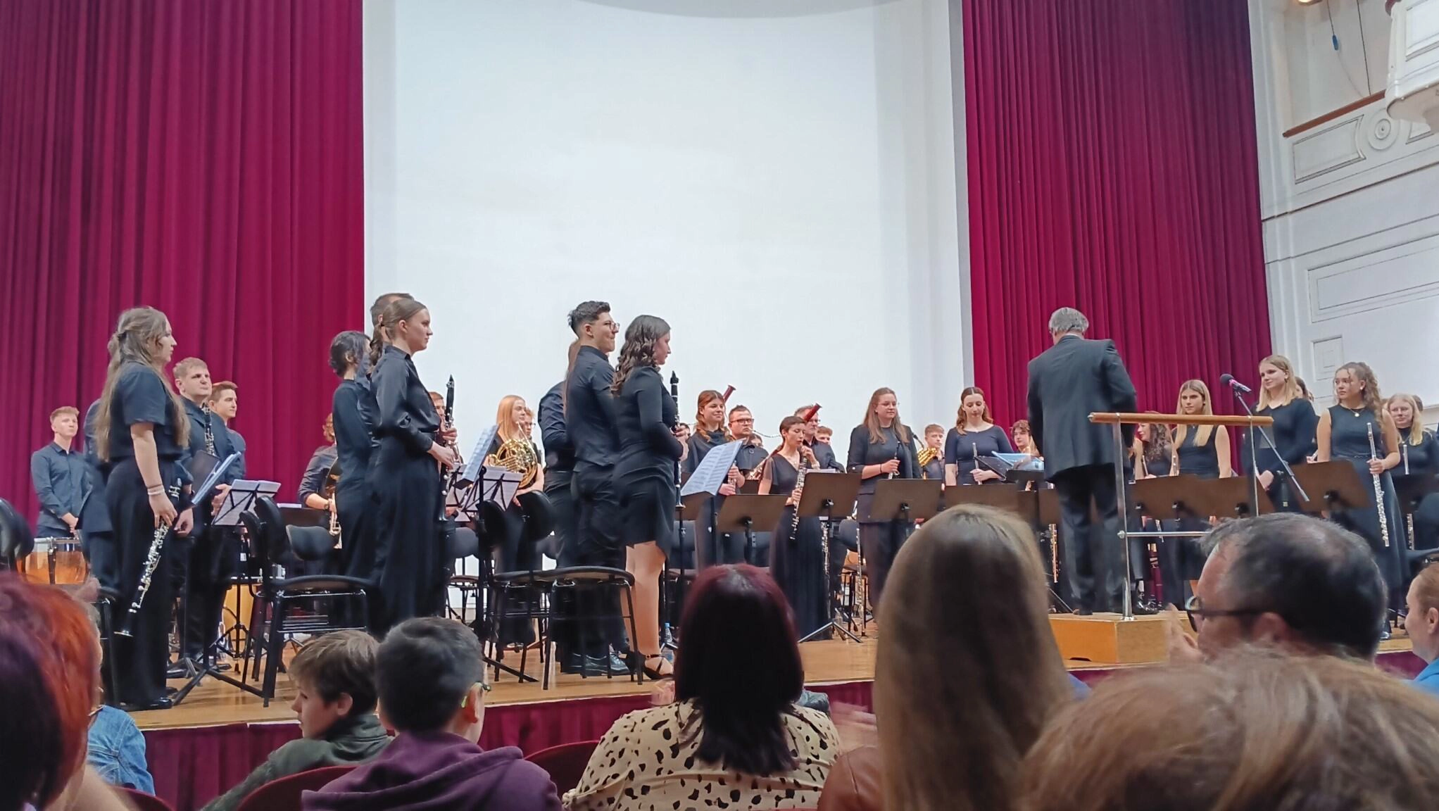 Navdušujoč koncert Pihalnega orkestra umetniške gimnazije Konservatorija Maribor Navdušujoč koncert Pihalnega orkestra umetniške gimnazije Konservatorija Maribor