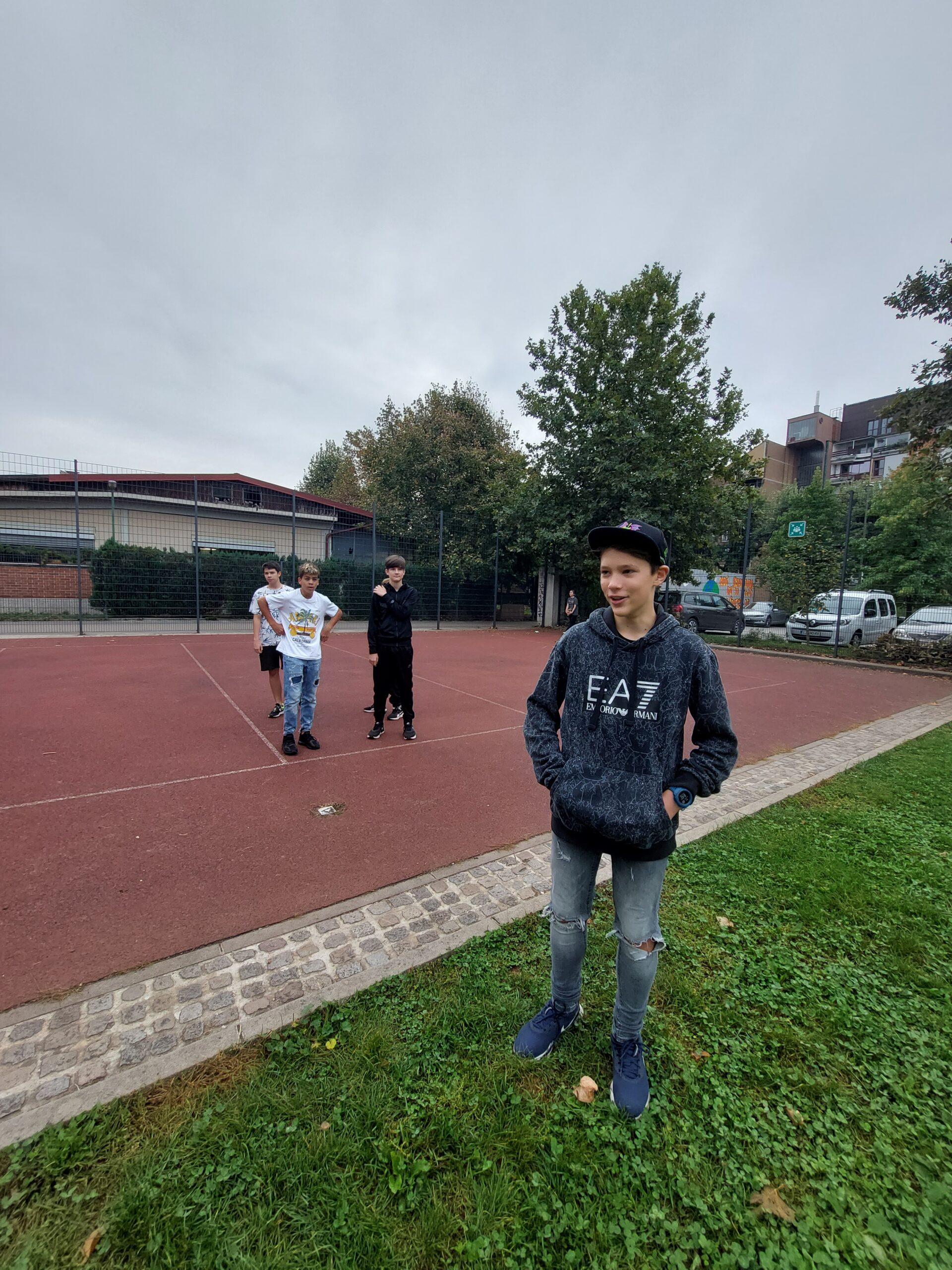 Slika 2: Soigralci poslušajo, ali bo sošolec/soigralec pravilno odgovoril na vprašanje.