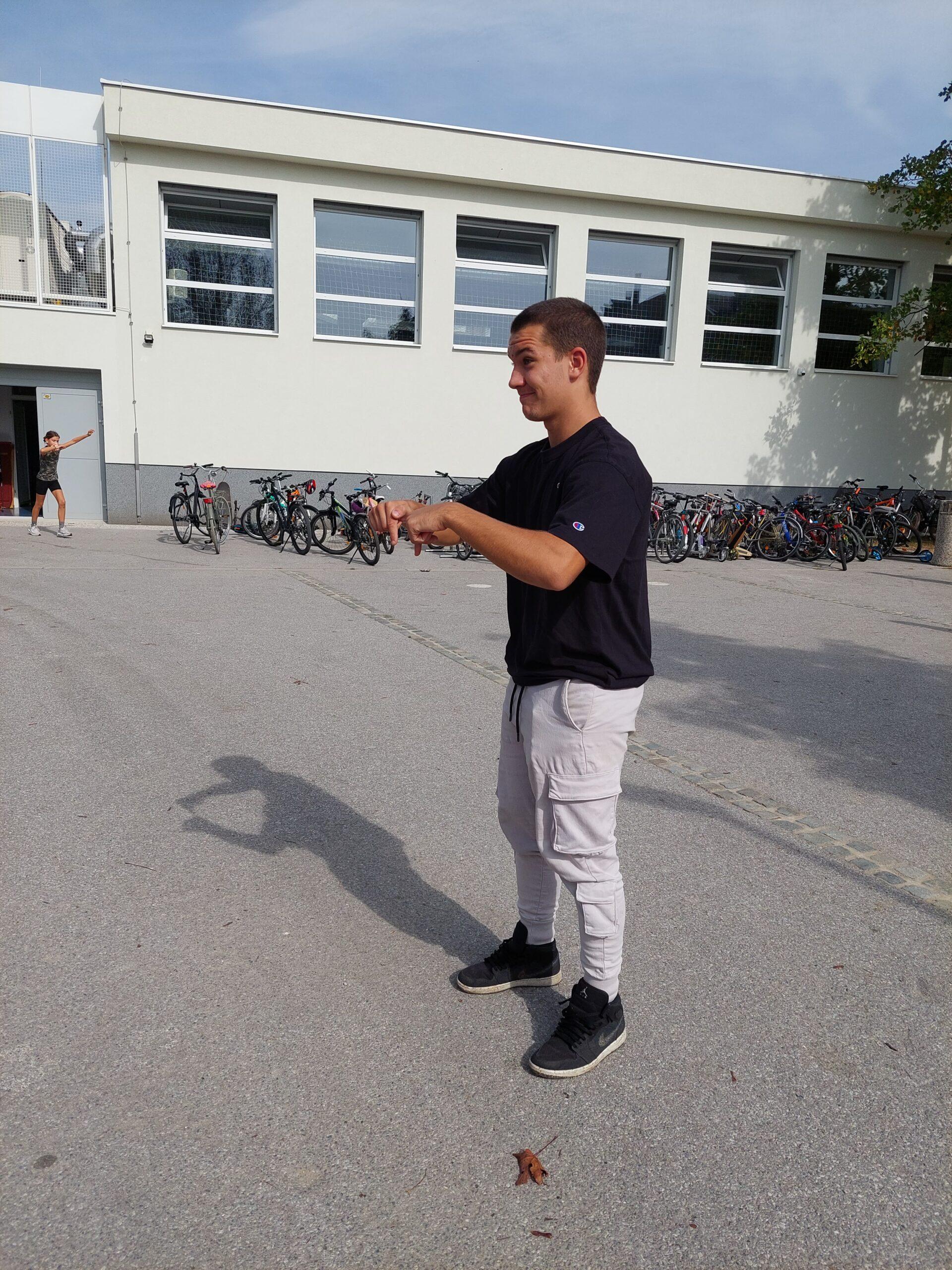 Slika 8: Sporočanje z neverbalno komunikacijo (mimika in kretnje).