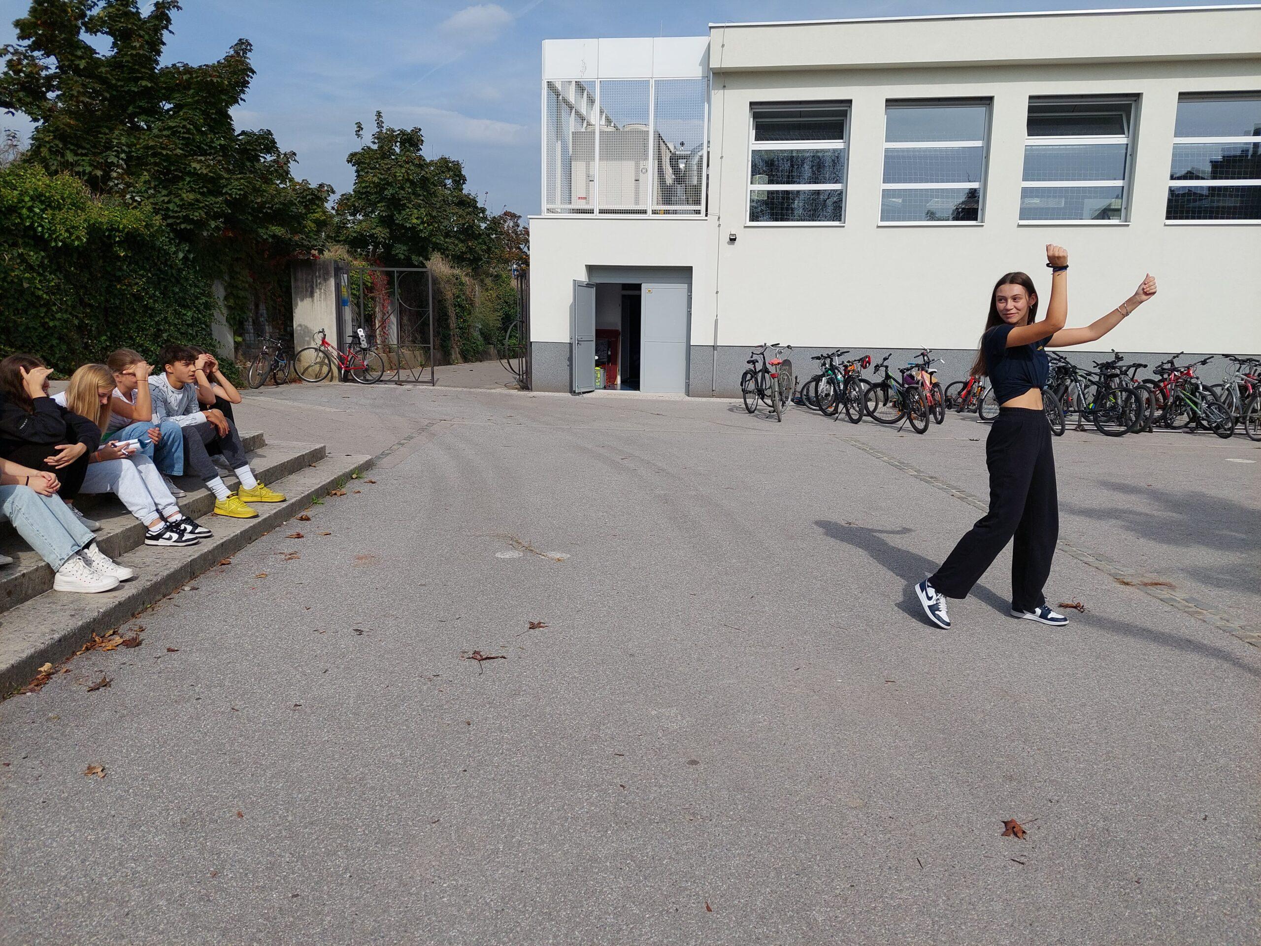 Slika 9: Učenka s pantomimo prikazuje besedno zvezo Martin Luther.