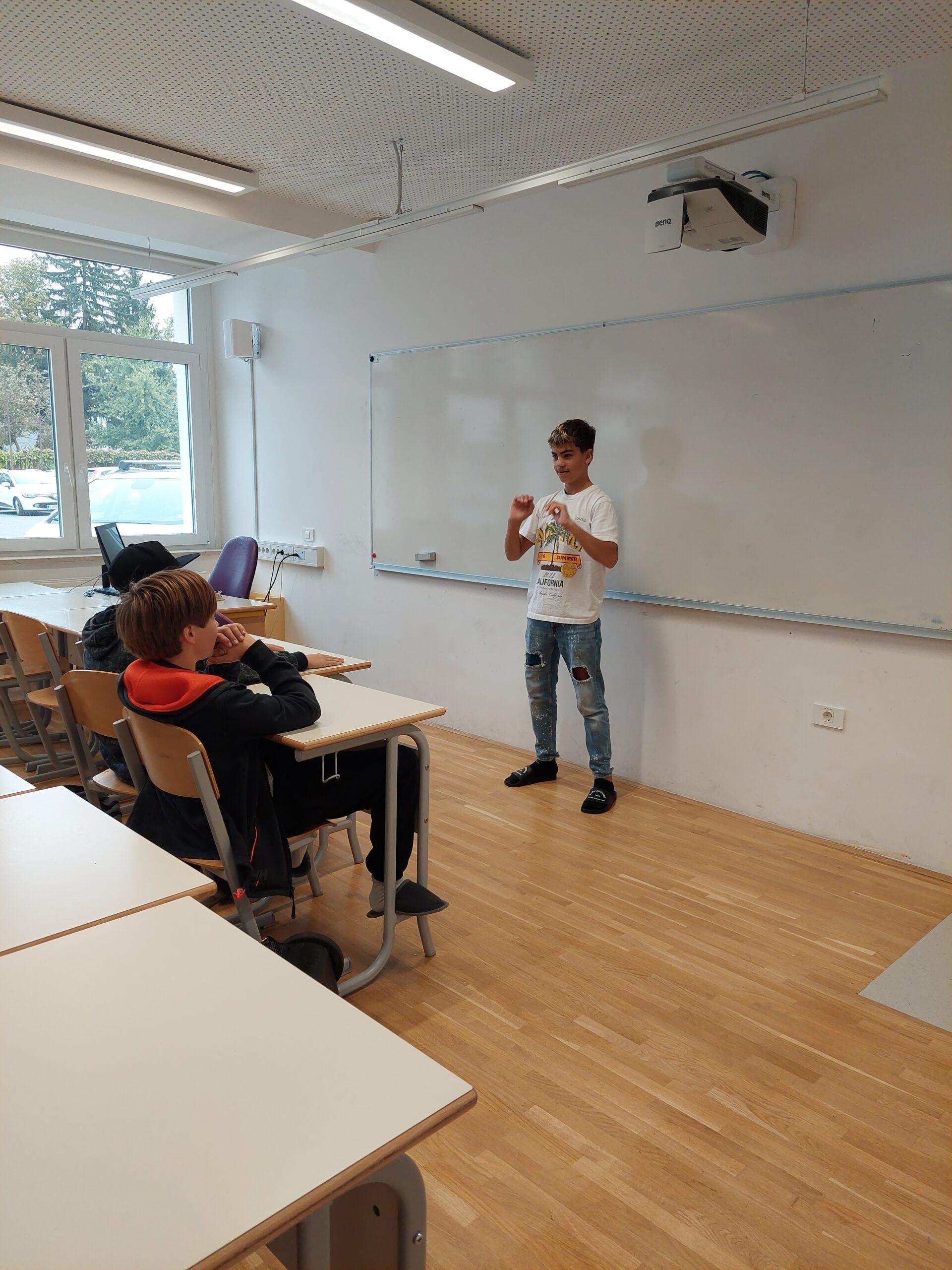 Slika 7: Pantomima pri pouku slovenščine.