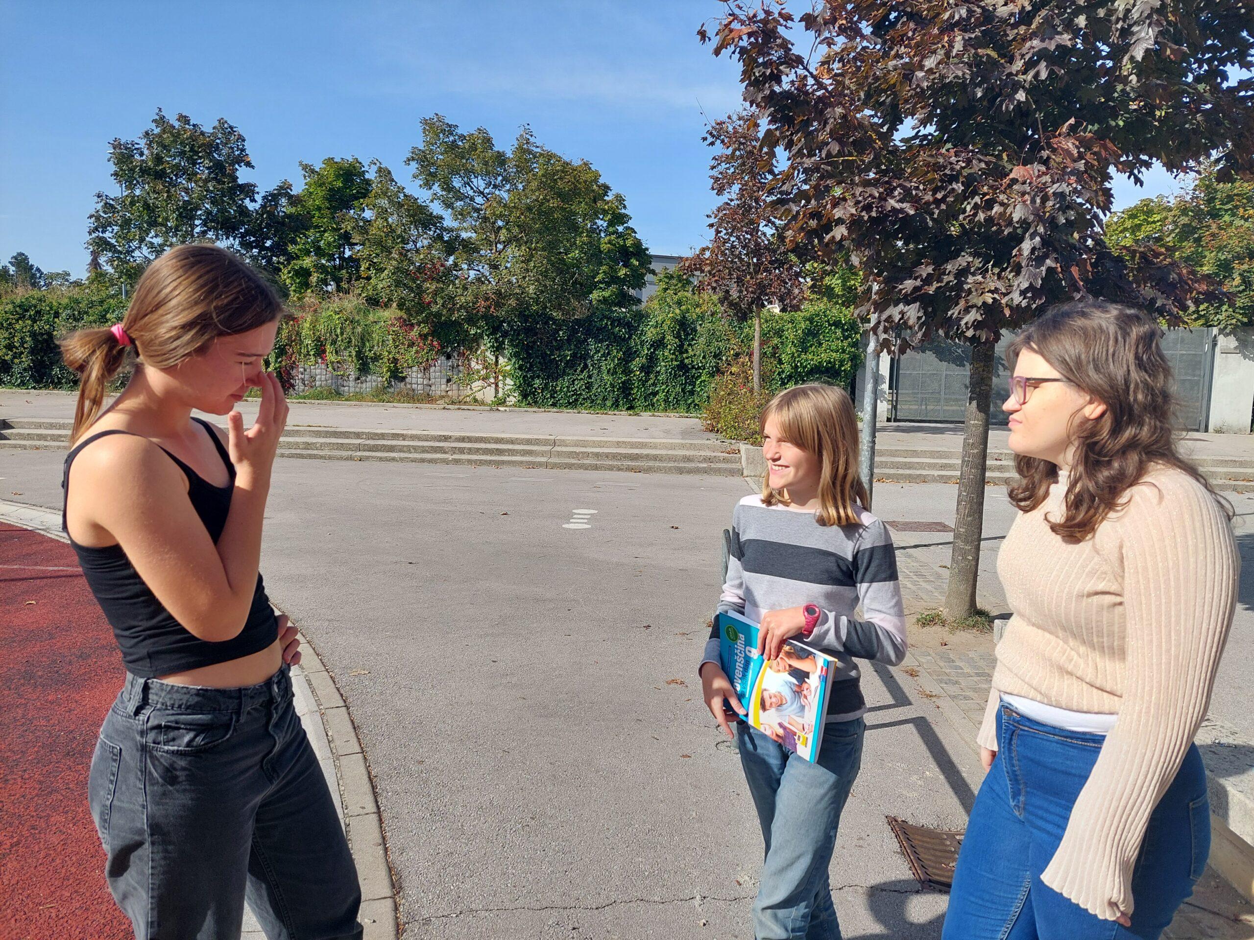 Slika 3: Učenci preverjajo znanje sošolke.