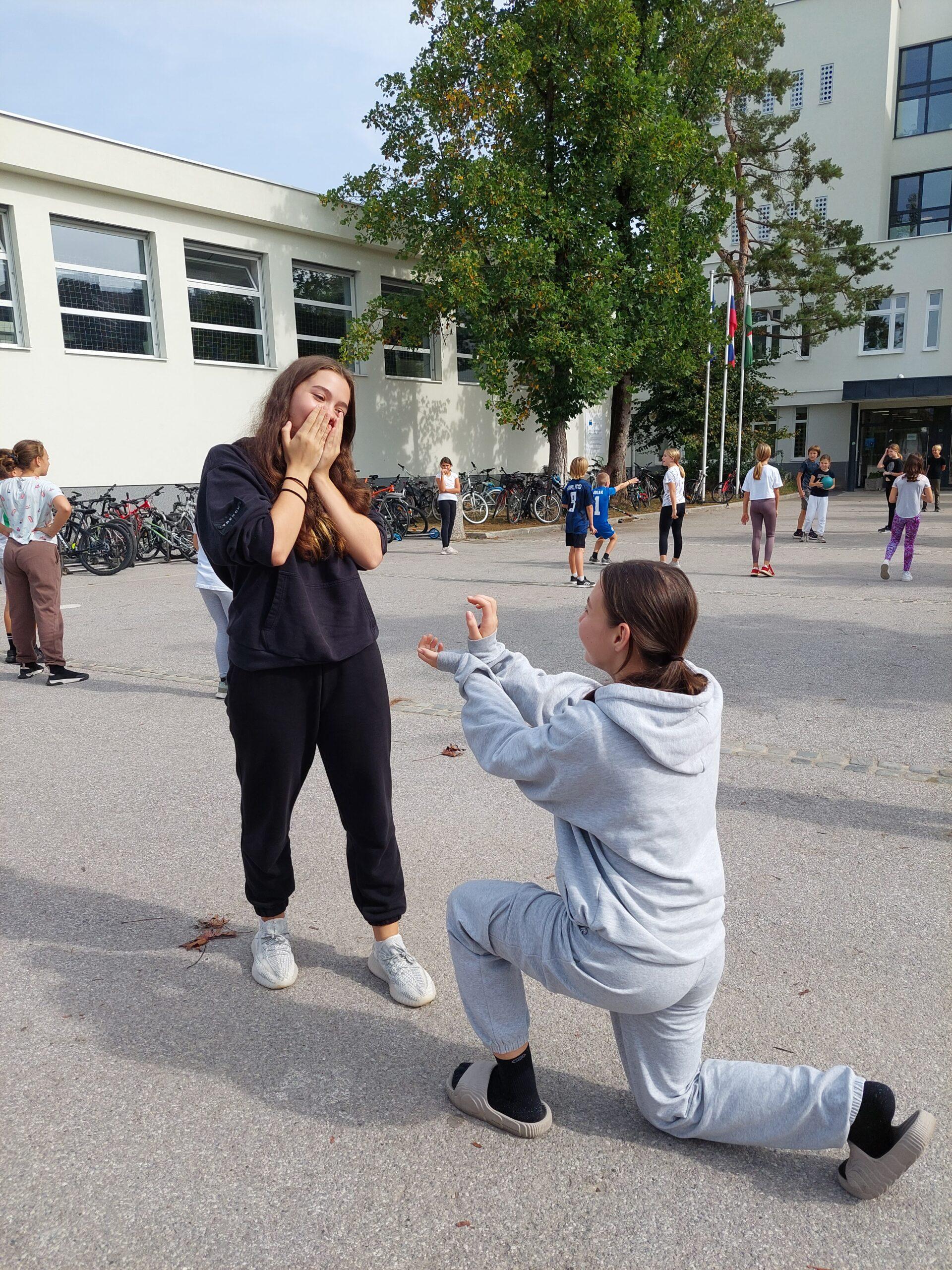 Slika 10: Učenki kažeta naslov literarnega obdobja: romantika. 