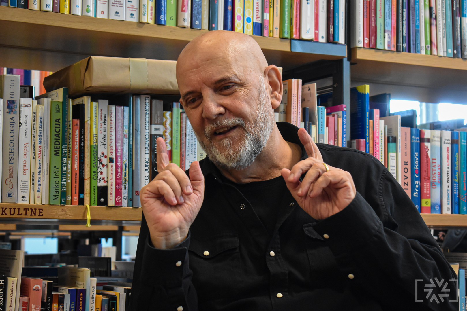 LITERARNO SREČANJE S PESNIKOM DR. ZORANOM PEVCEM LITERARNO SREČANJE S PESNIKOM DR. ZORANOM PEVCEM
