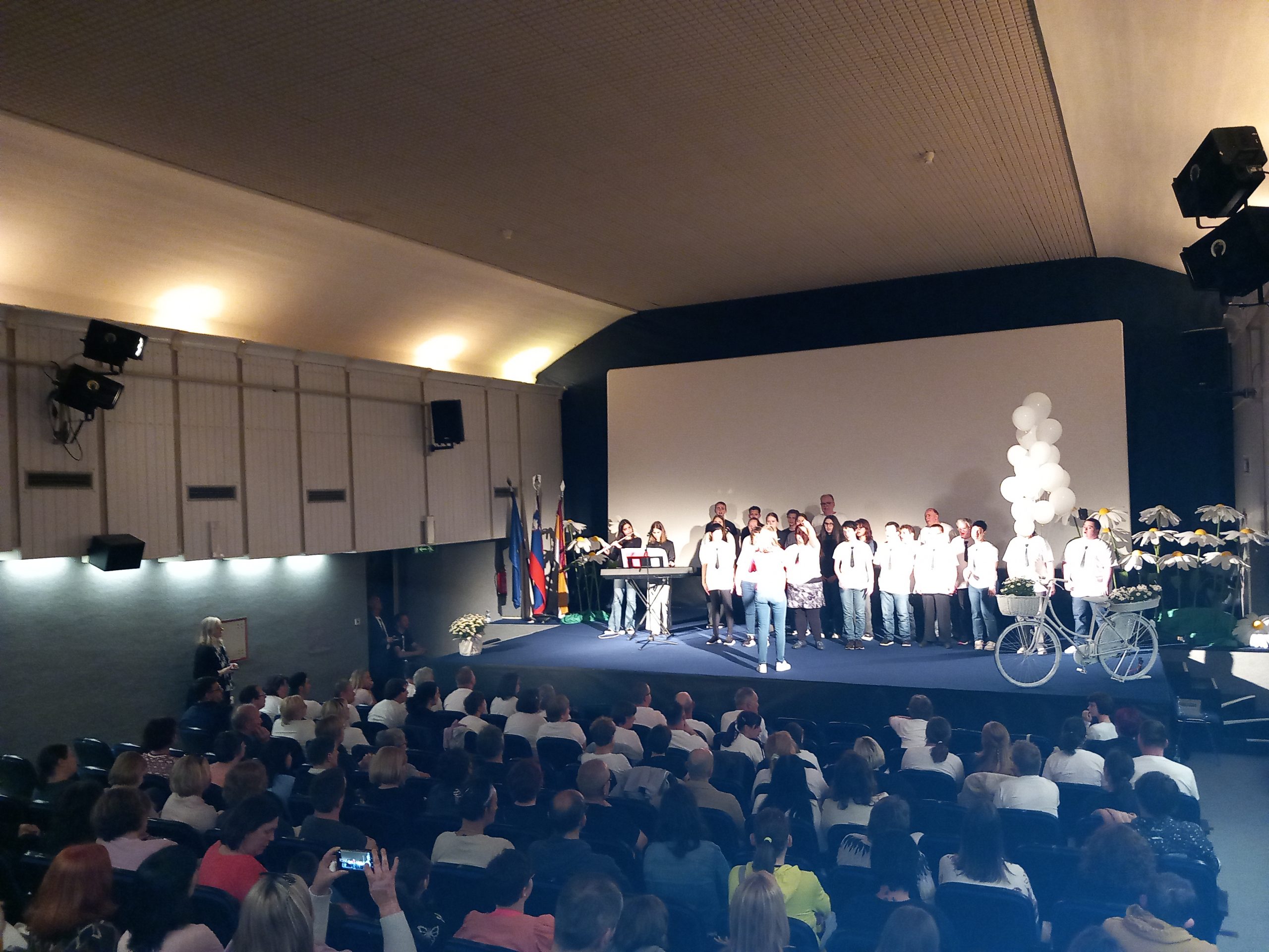 Interact klub na 20. obletnici VDC Vrhnika-Idrija Interact klub na 20. obletnici VDC Vrhnika-Idrija