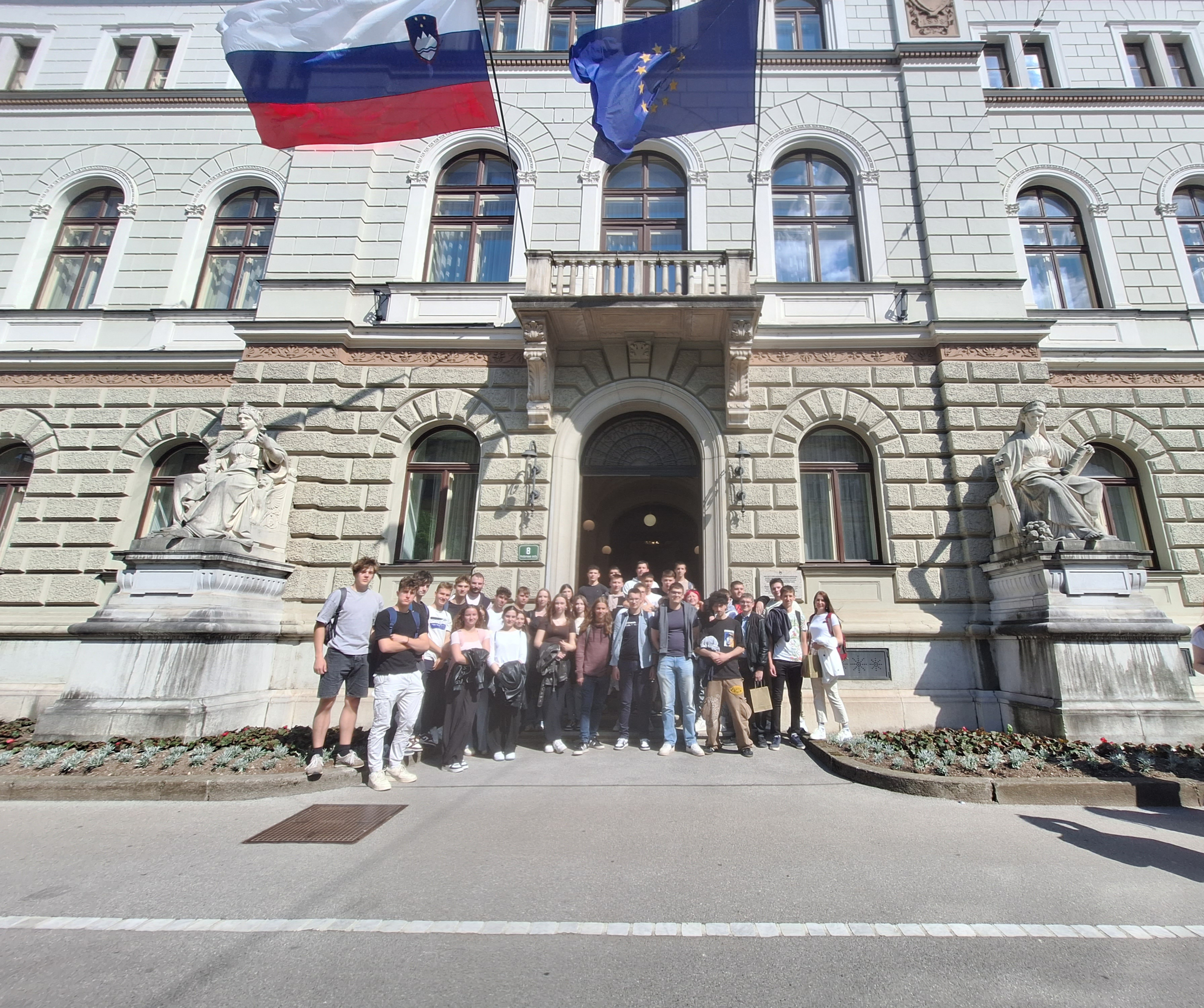 Dijaki 3. letnika na poti aktivnega državljanstva v Ljubljani Dijaki 3. letnika na poti aktivnega državljanstva v Ljubljani