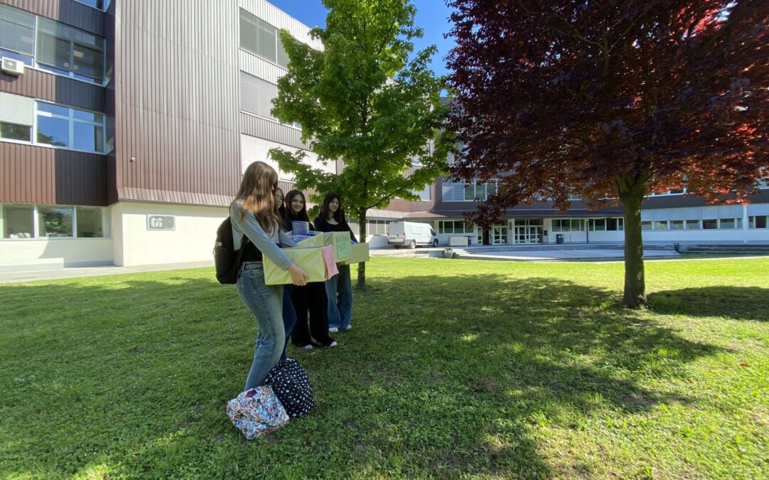 Otroške knjige in družabne igre podarili Kriznemu centru za mlade