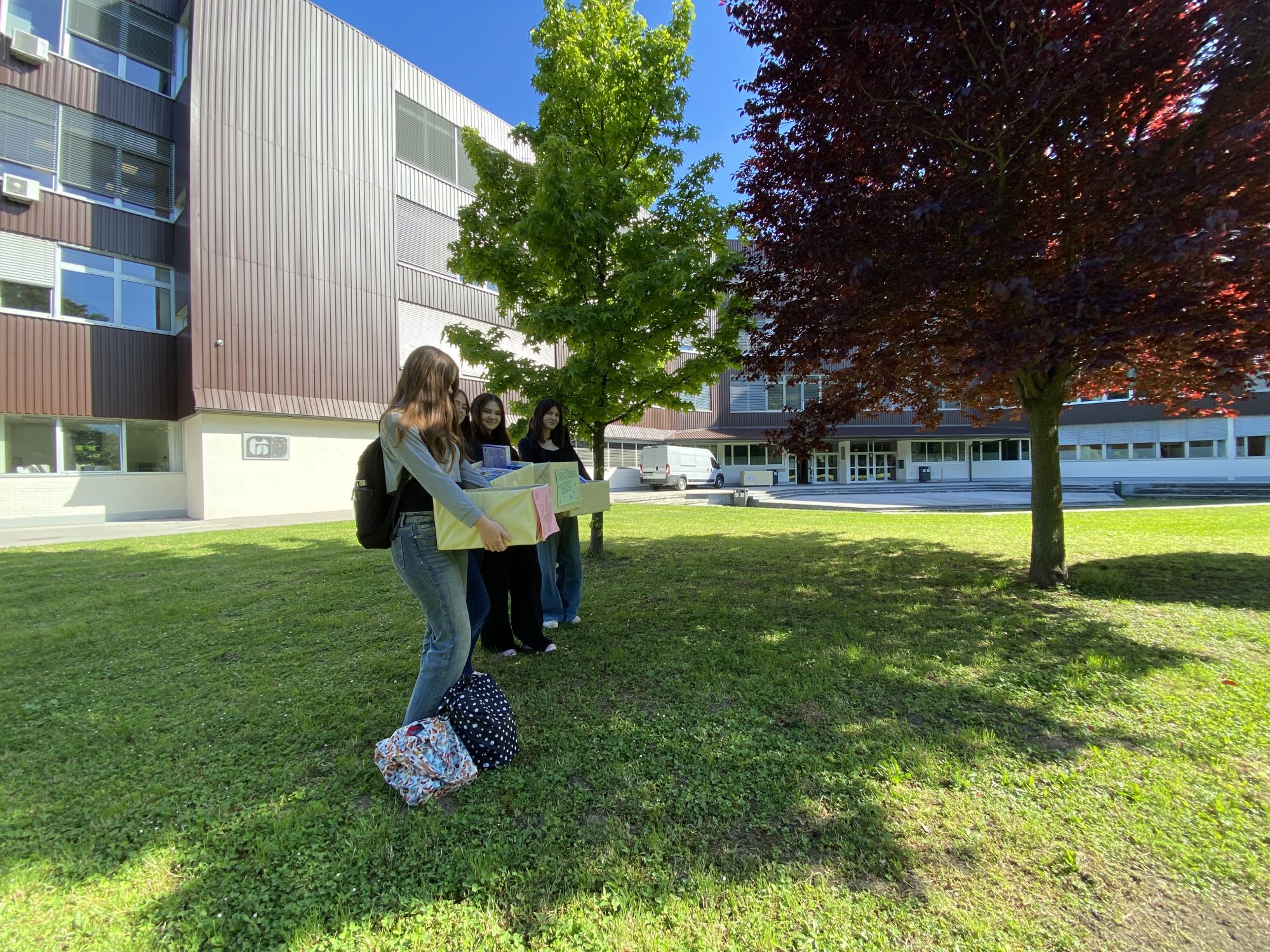 Otroške knjige in družabne igre podarili Kriznemu centru za mlade