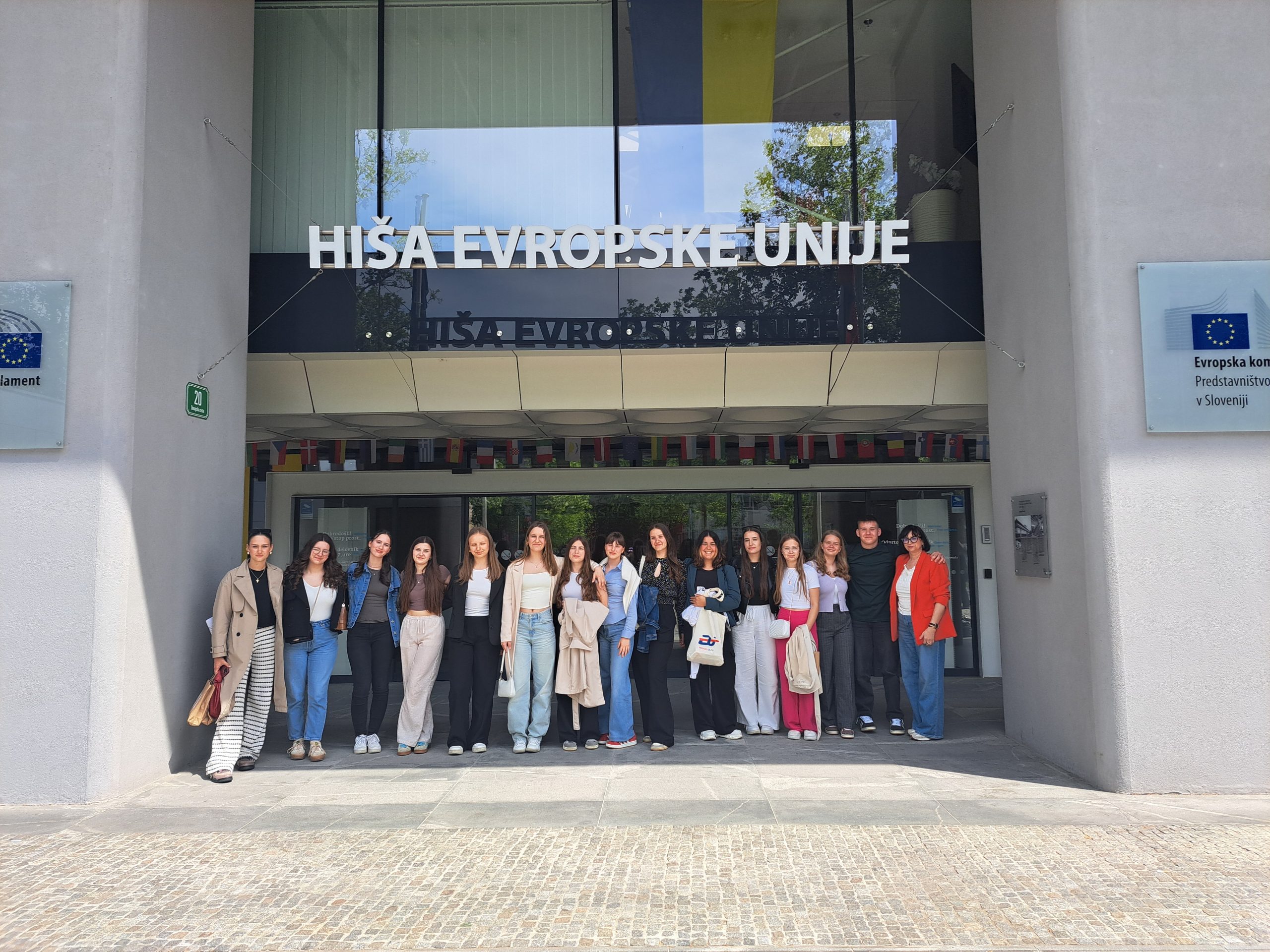 DIJAKI STROKOVNO IZOBRAŽEVALNEGA CENTRA BREŽICE NA DOGODKU DAN POLJSKE V HIŠI EU DIJAKI STROKOVNO IZOBRAŽEVALNEGA CENTRA BREŽICE NA DOGODKU DAN POLJSKE V HIŠI EU